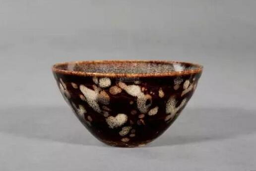 宋朝的茶具文化：黑釉茶盏的釉色与斗茶